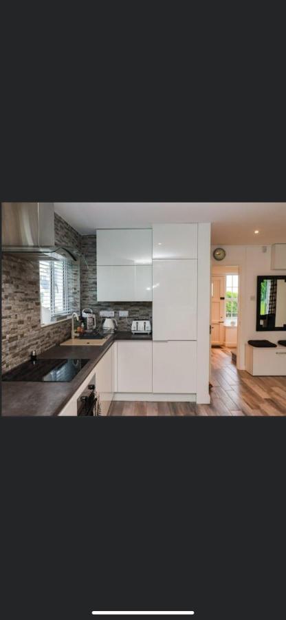 20 Holiday Cottage, East End Балибанион Екстериор снимка
