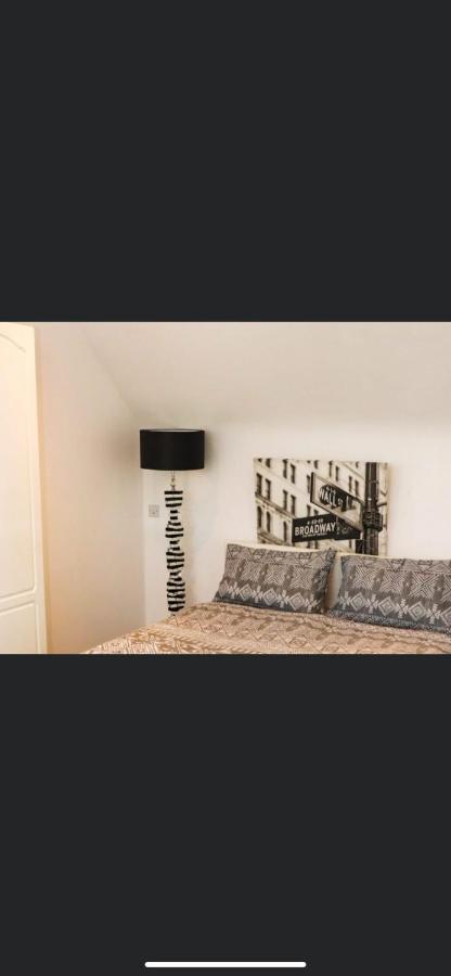 20 Holiday Cottage, East End Балибанион Екстериор снимка